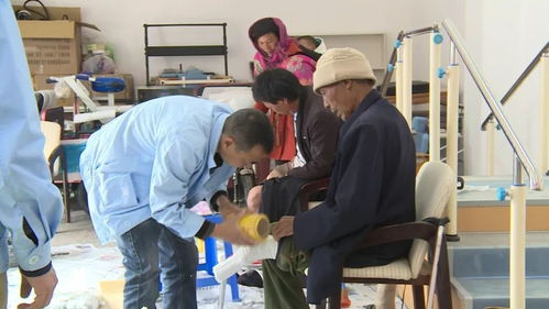 县残联开展贫困残疾人福彩公益金义肢助残活动，假肢助残器材显关爱